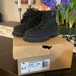 NWOT TAGS Toddler noir, suede tims